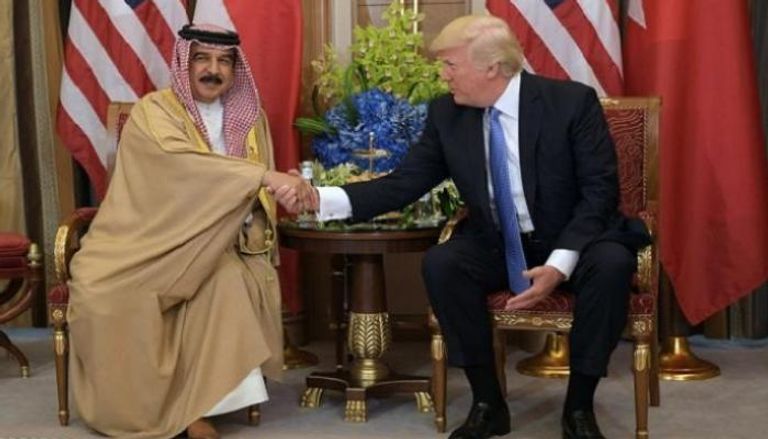 الرئيس الأمريكي وعاهل البحرين خلال لقاء سابق
