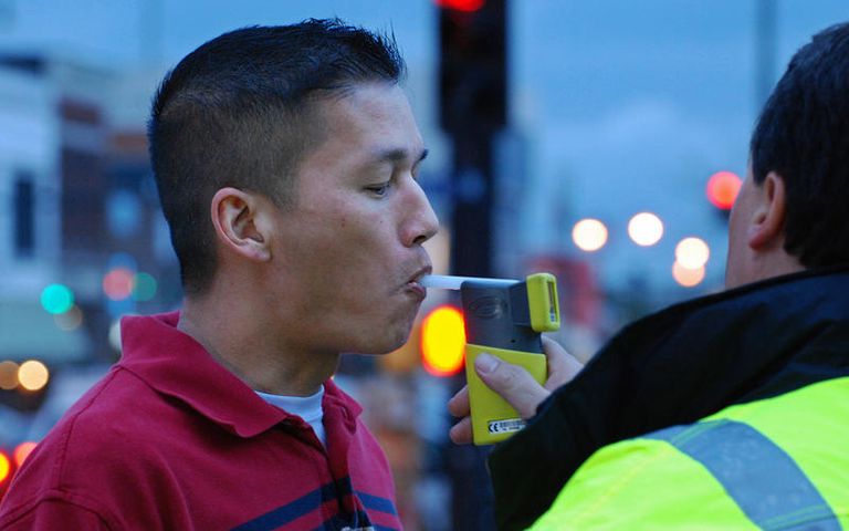 فرنسا قوانين قيادة السيارة تهدف لحماية السائق والتقليل من الحوادث