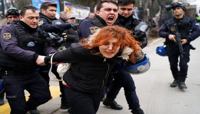 شرطة أردوغان خلال اعتقال إحدى التركيات في وقت سابق