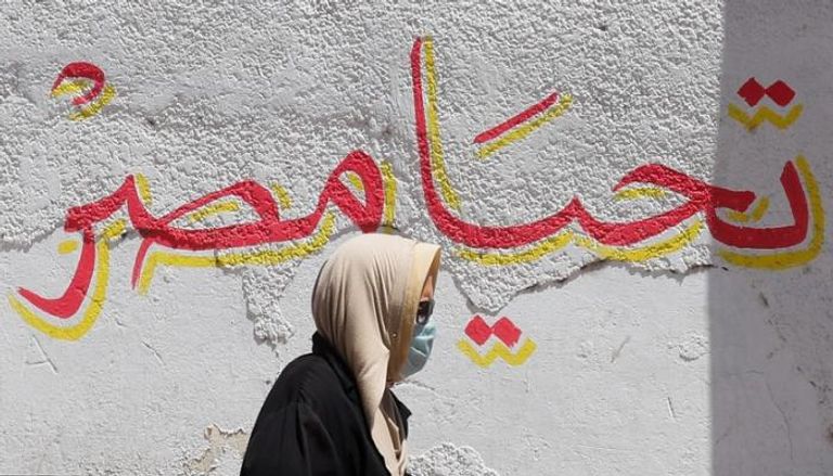 مصرية ترتدي الكمامة للوقاية من فيروس كورونا