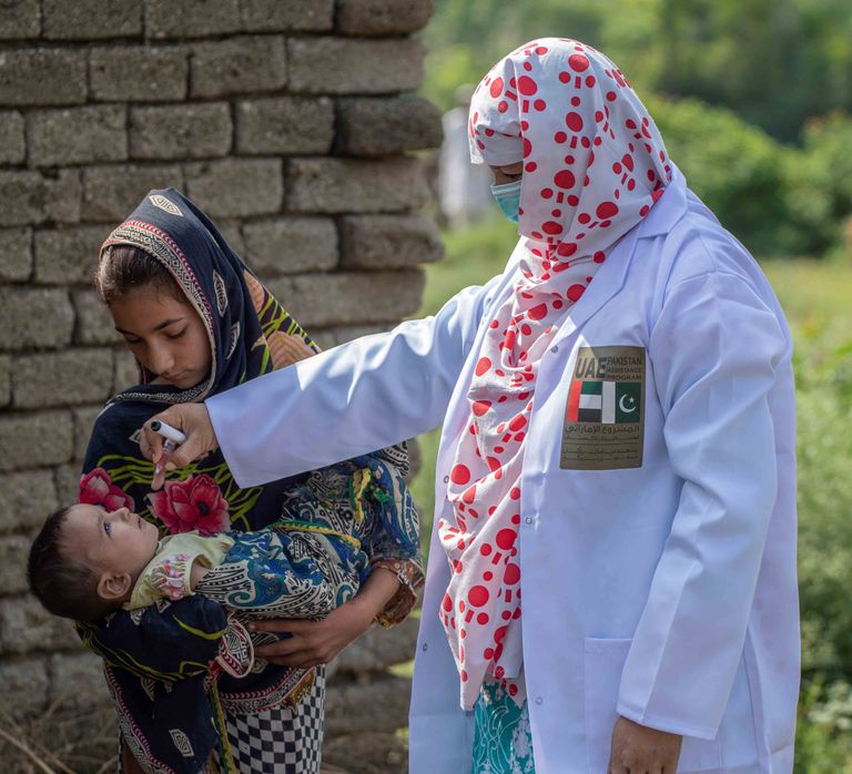 طبيبة تقوم بتطعيم طفل باكستاني