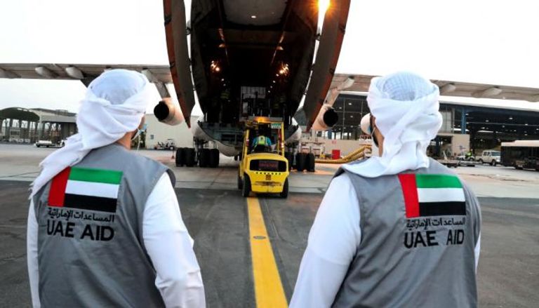 جانب من المساعدات الإماراتية خلال عملية الشحن