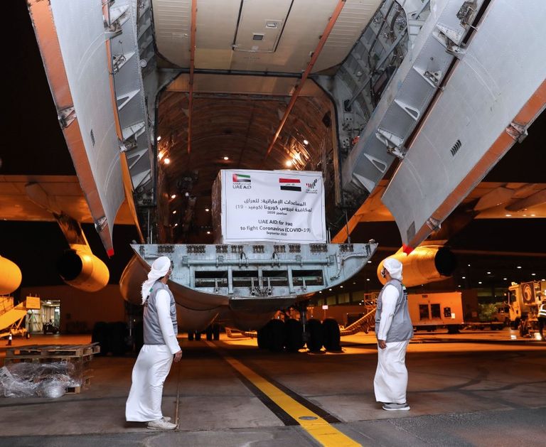 جانب من المساعدات الإماراتية خلال عملية الشحن