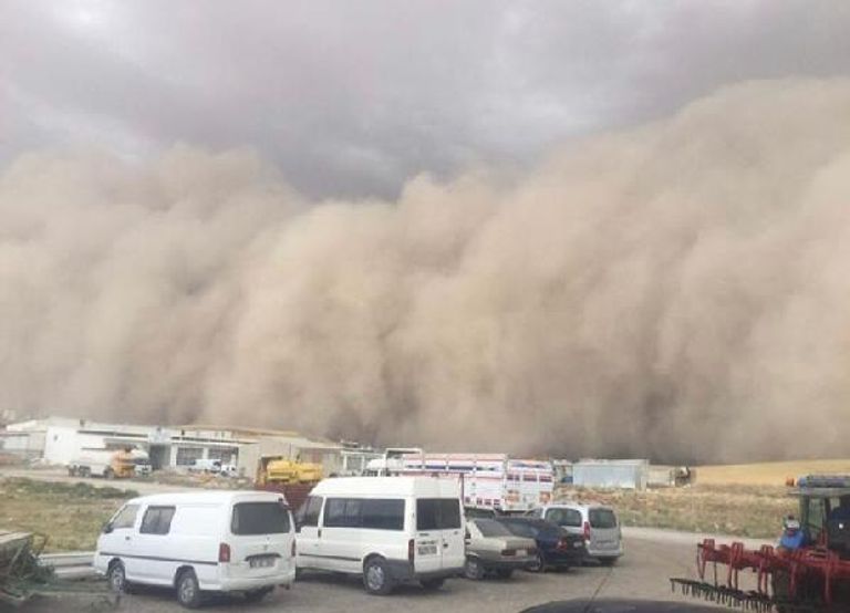 بالفيديو عاصفة رملية مروعة تضرب عاصمة تركيا