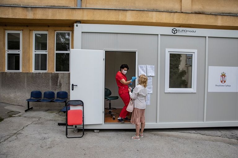 استئناف تجارب لقاح أكسفورد بعد تعليقها يوم الأربعاء