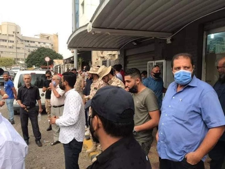 عناصر من المليشيات أمام مقر الرئاسي عناصر من المليشيات أمام المقر الرئاسي بطرابلس