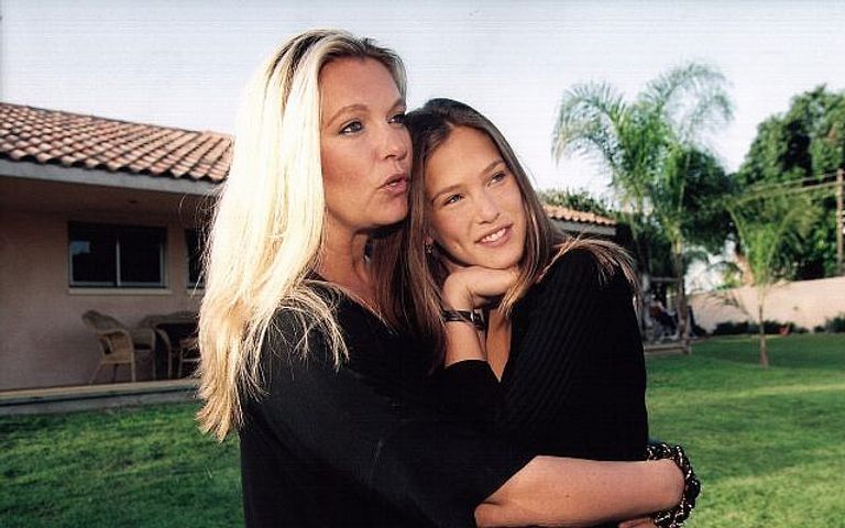 بار رفائيلي ووالدتها عارضة الأزياء الإسرائيلية، بار رفائيلي