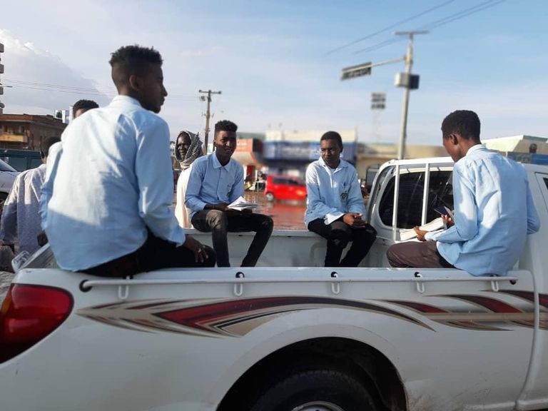 وسائل نقل طلاب الثانوية في السودان لأداء امتحاناتهم، بسبب الفيضانات مجموعة من طلاب الثانوية بالسودان في طريقهم إلى لجان الامتحانات