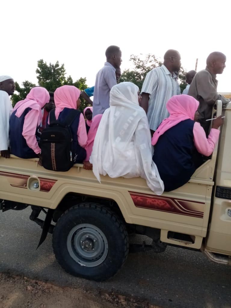 وسائل نقل طلاب الثانوية في السودان لأداء امتحاناتهم، بسبب الفيضانات مجموعة من طلاب الثانوية بالسودان في طريقهم إلى لجان الامتحانات