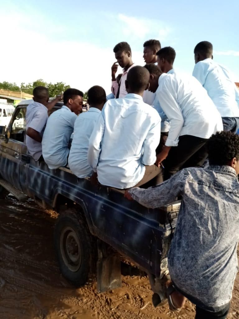 وسائل نقل طلاب الثانوية في السودان لأداء امتحاناتهم، بسبب الفيضانات مجموعة من طلاب الثانوية بالسودان في طريقهم إلى لجان الامتحانات