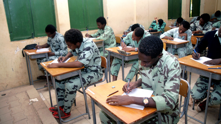 طلاب الثانوية في السودان يؤدون امتحاناتهم مجموعة من طلاب الثانوية بالسودان في طريقهم إلى لجان الامتحانات