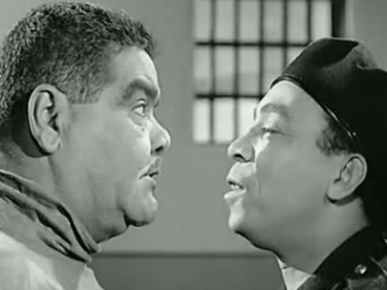 مشهد يجمع الفنان المصري رياض القصبجي الشهير بشخصية "الشاويش عطية"، والفنان إسماعيل ياسين الفنان المصري رياض القصبجي الشهير بـ