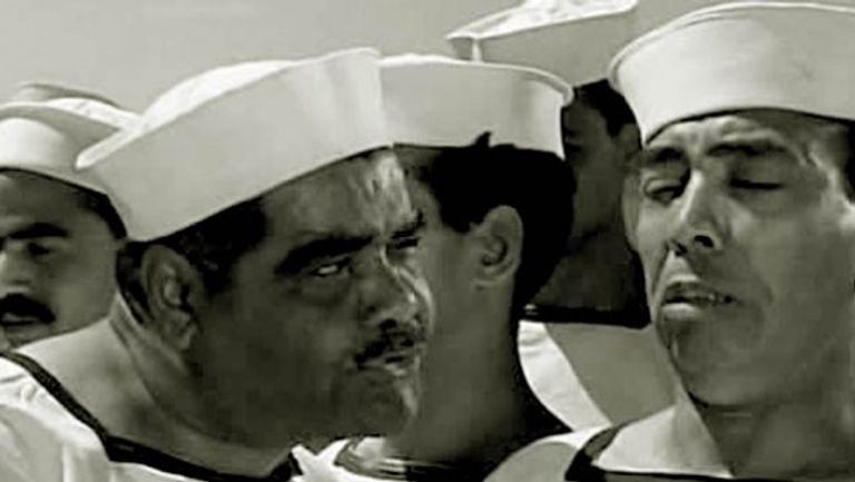 مشهد يجمع الفنان المصري رياض القصبجي الشهير بشخصية "الشاويش عطية"، والفنان إسماعيل ياسين الفنان المصري رياض القصبجي الشهير بـ