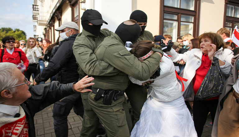 الشرطة تعتقل عشرات النساء في بيلاروس