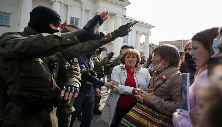 الشرطة تعتقل عشرات النساء في بيلاروس