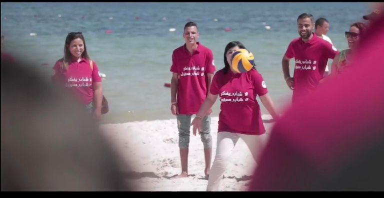 زعيمة الحزب الدستوري الحر بتونس خلال مشاركتها في مباراة لكرة الطائرة