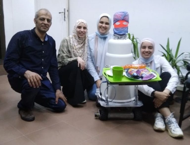 الكرسي المتحرك أحد ابتكارات طلاب 