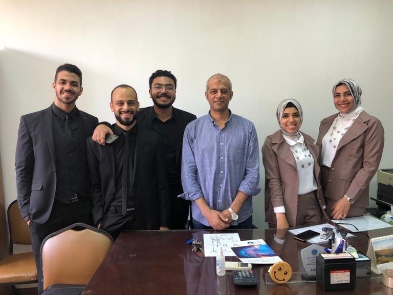 طلبة مشروع النظارة الذكية