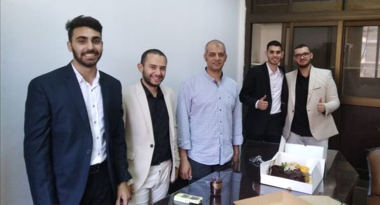 طلبة مشروع الكرسي الكهربائي المتحرك بإشارات المخ