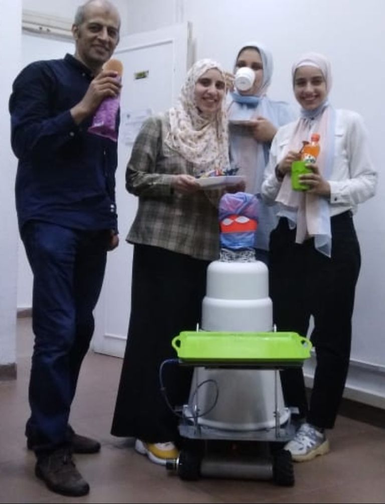 الكرسي المتحرك أحد ابتكارات طلاب 