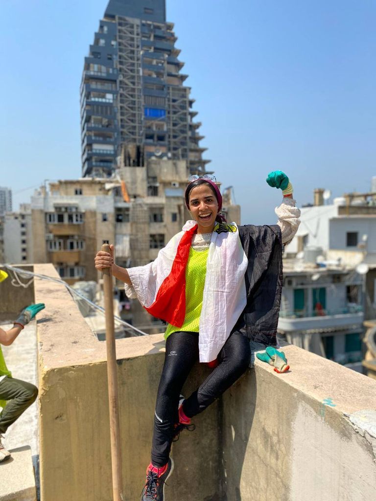 شروق مصطفي، الفتاة المصرية العشرينية، متطوعة للسفر إلى لبنان لرفع ركام انفجار مرفأ بيروت. شروق مصطفي أثناء مشاركتها في عملية رفع ركام انفجار مرفأ بيروت