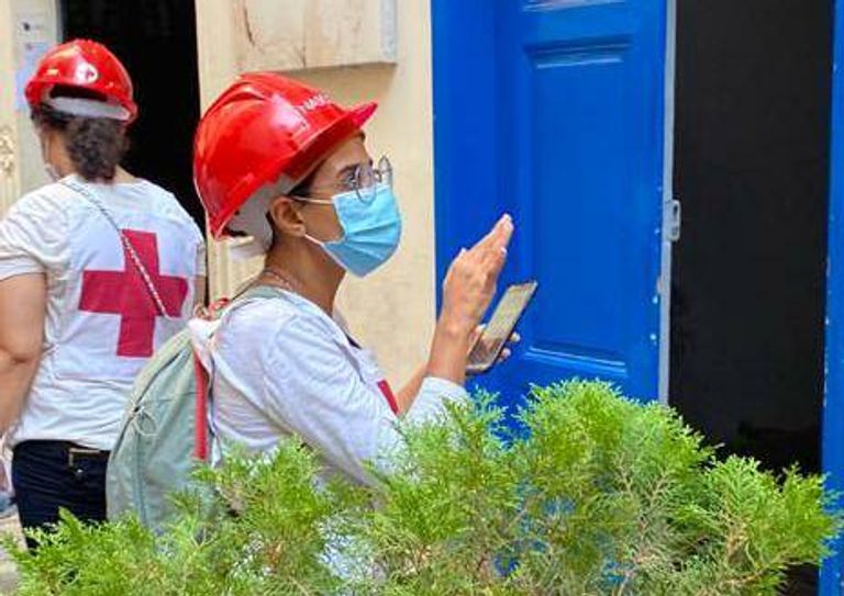 شروق مصطفي، الفتاة المصرية العشرينية، متطوعة للسفر إلى لبنان لرفع ركام انفجار مرفأ بيروت. شروق مصطفي أثناء مشاركتها في عملية رفع ركام انفجار مرفأ بيروت