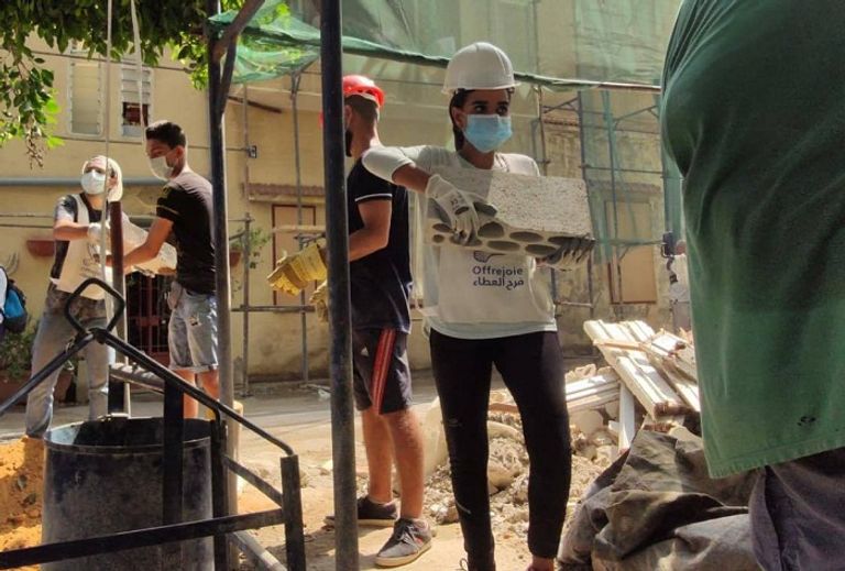 المصرية شروق مصطفي أثناء مشاركتها في عملية رفع ركام انفجار مرفأ بيروت شروق مصطفي أثناء مشاركتها في عملية رفع ركام انفجار مرفأ بيروت