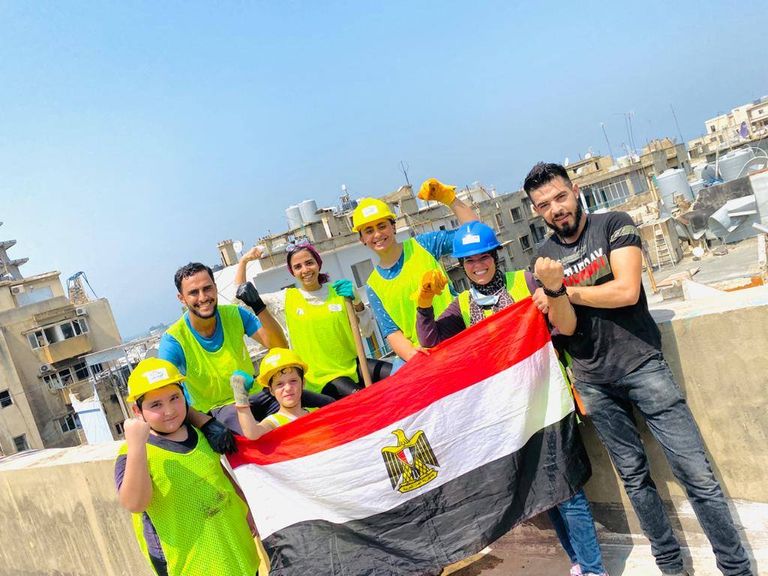 شروق مصطفي، الفتاة المصرية العشرينية، متطوعة للسفر إلى لبنان لرفع ركام انفجار مرفأ بيروت. شروق مصطفي أثناء مشاركتها في عملية رفع ركام انفجار مرفأ بيروت