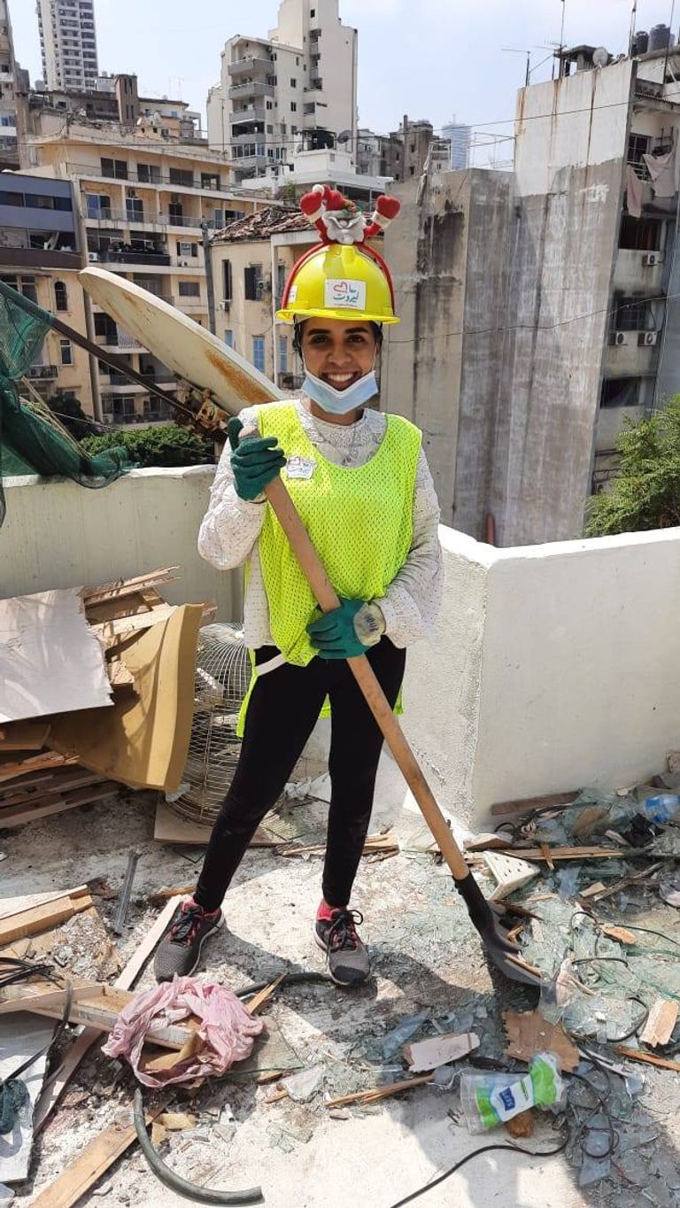 المصرية شروق مصطفي أثناء مشاركتها في عملية رفع ركام انفجار مرفأ بيروت شروق مصطفي أثناء مشاركتها في عملية رفع ركام انفجار مرفأ بيروت