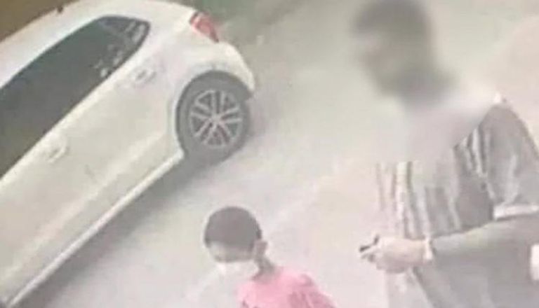 كاميرات المراقبة ترصد استدراج مشبه به للطفل المغربي عدنان