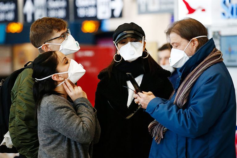 شخصان يرتديان كمامتين للوقاية من كورونا في بارس