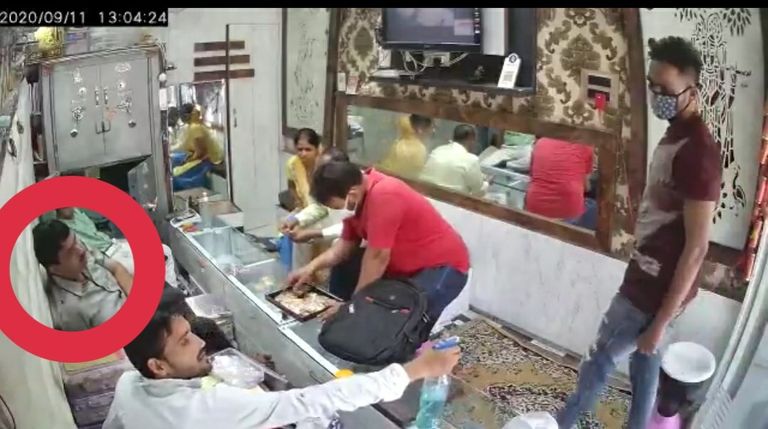 اللصوص يعقمون أيديهم داخل متجر المجوهرات