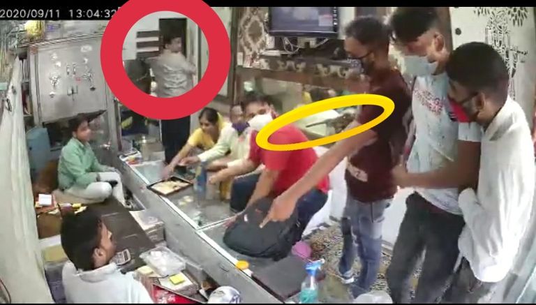 اللصوص يعقمون أيديهم داخل متجر المجوهرات