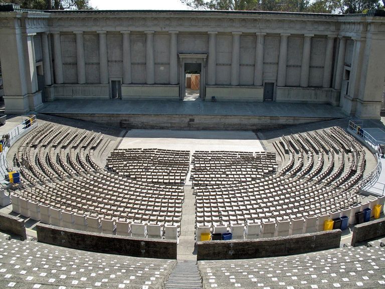 المسرح اليوناني الأقدم في العالم فن عمره 700 عام قبل الميلاد