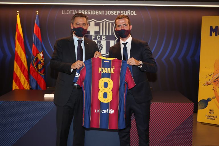 بيانيتش مع قميص برشلونة ميراليم بيانيتش لاعب برشلونة الجديد