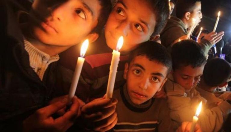 أطفال في غزة خلال وقفة احتجاجية بالشموع