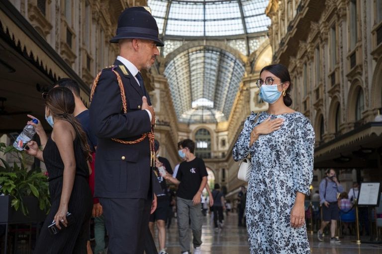 اليد على القلب.. تحية آمنة في زمن كورونا