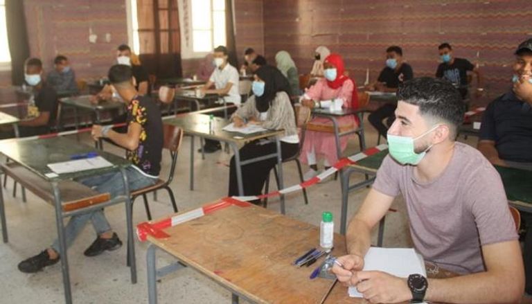 طلبة جزائريون يجتازون امتحان شهادة البكالوريا