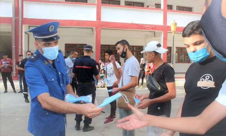 توزيع الكمامات على طلبة البكالوريا في الجزائر