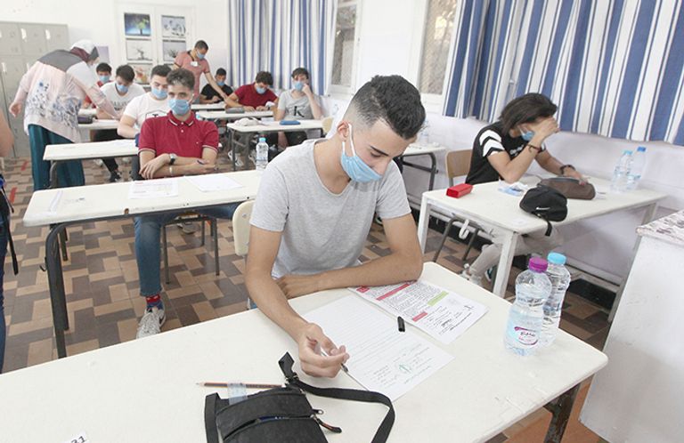 طلبة جزائريون يجتازون امتحان شهادة البكالوريا