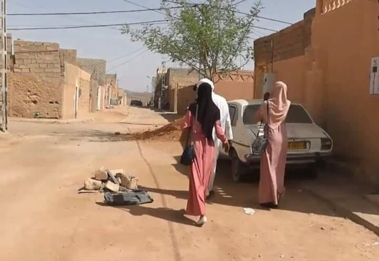 لحظة طرد الشقيقتين ومنعهما من دخول الامتحان