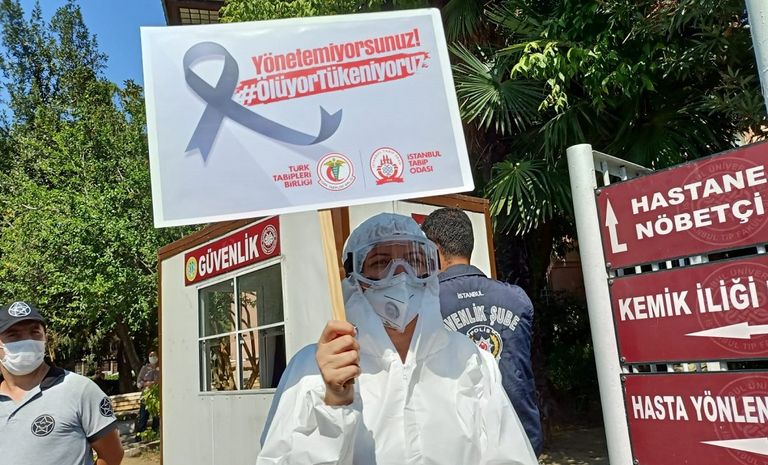 جانب من وقفة اتحاد الأطباء التركي