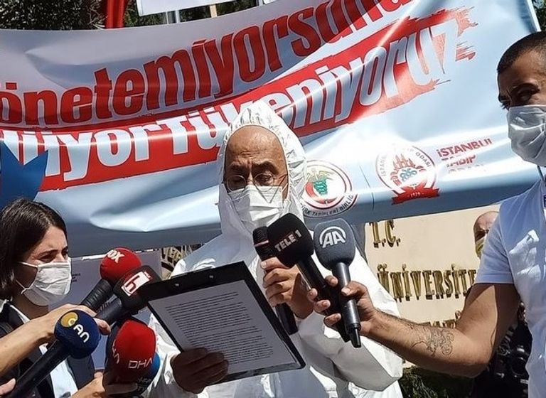 جانب من وقفة اتحاد الأطباء التركي