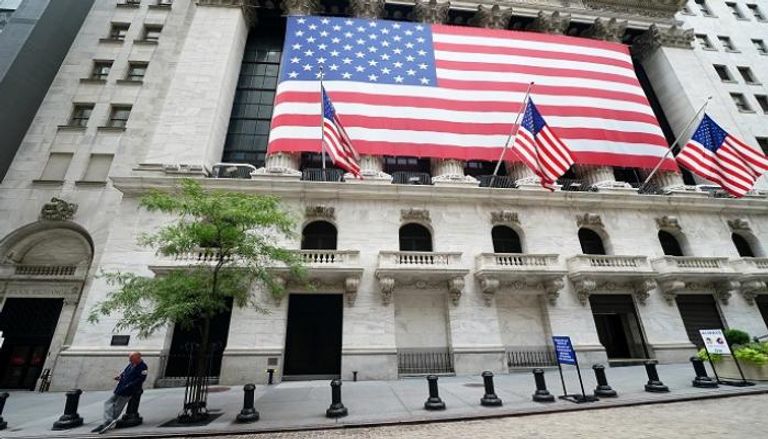 متداول يقف خارج بورصة نيويورك في الحي المالي - رويترز