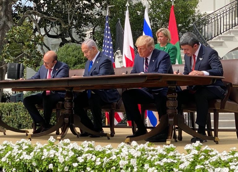 جانب من توقيع اتفاق السلام