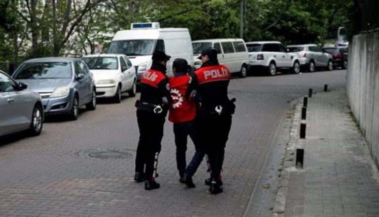 الشرطة التركية تعتقل أحد الأشخاص - أرشيفية