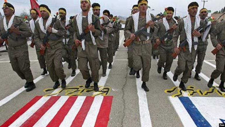 عناصر أمنية إيرانية تفرق محتجين - أرشيفية