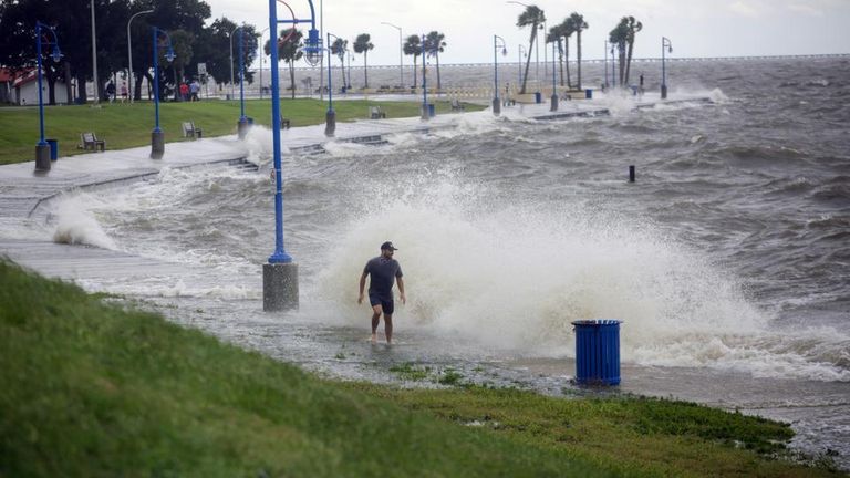  الإعصار سالي يضرب الساحل الجنوبي الشرقي للولايات المتحدة
