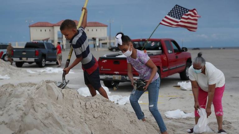 الإعصار سالي يضرب الساحل الجنوبي الشرقي للولايات المتحدة