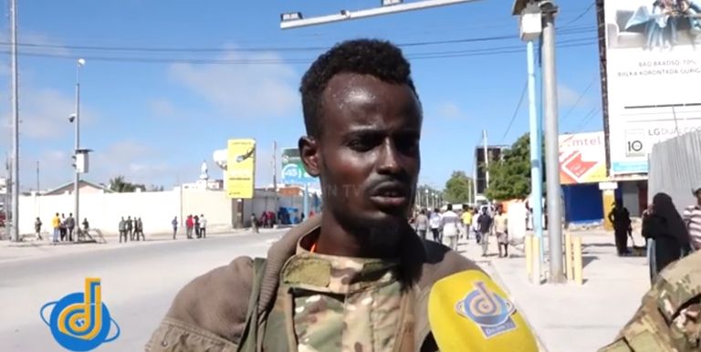 أحد الجنود المشاركين في العصيان - صورة تلفزيونية جانب من العصيان العسكري بالصومال